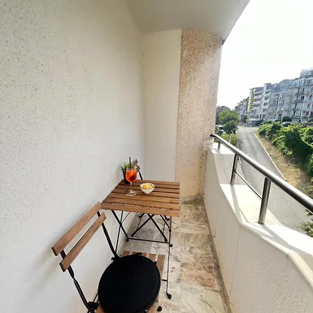 Lotus Apartment *